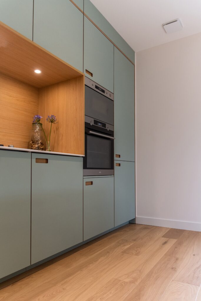 Aménagement de cuisine personnalisée avec caissons IKEA, matériaux Arpa Industriale, et bois naturel de chêne pour un design contemporain