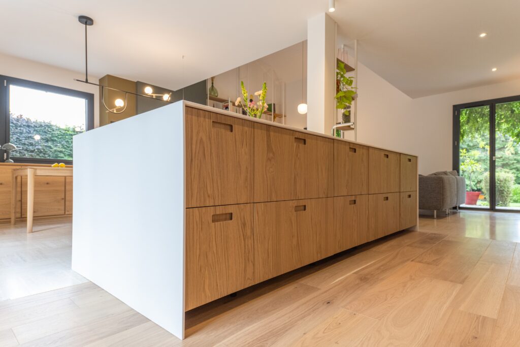 Aménagement de cuisine moderne : caissons IKEA personnalisés avec fusion de bois naturel et poignées intégrées