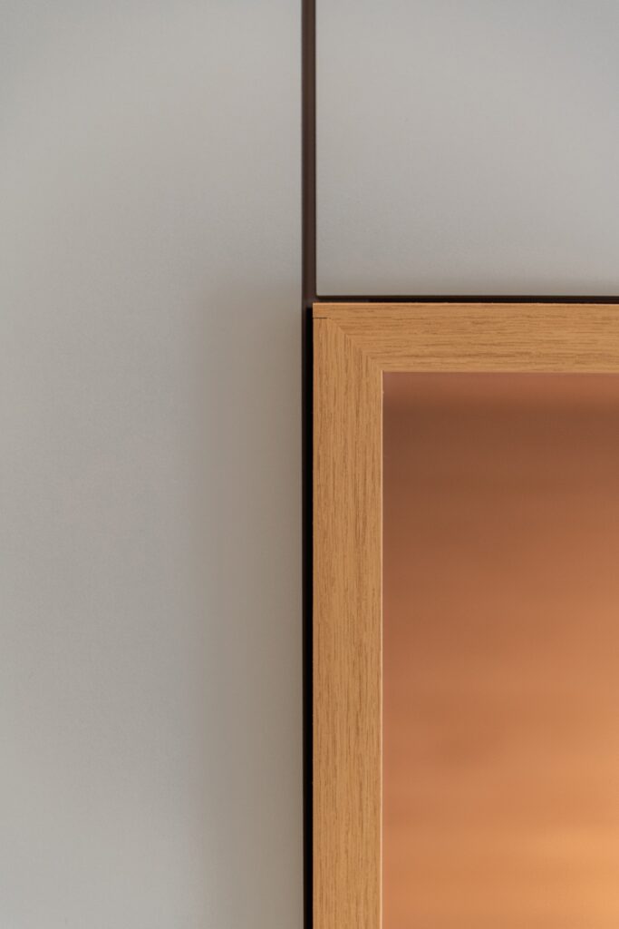Aménagement de cuisine avec caissons IKEA personnalisés, matériaux Arpa Industriale et détail en chêne massif, design contemporain.