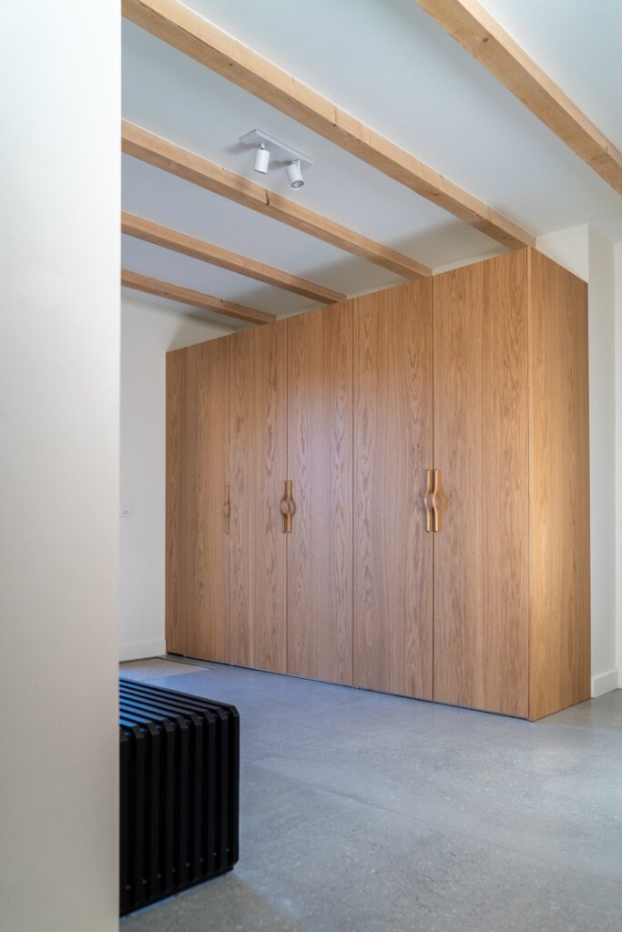 Dressing sur-mesure avec façades Popline en chêne naturel, modèle IKEA Pax, installé sur 3 mètres de long.
