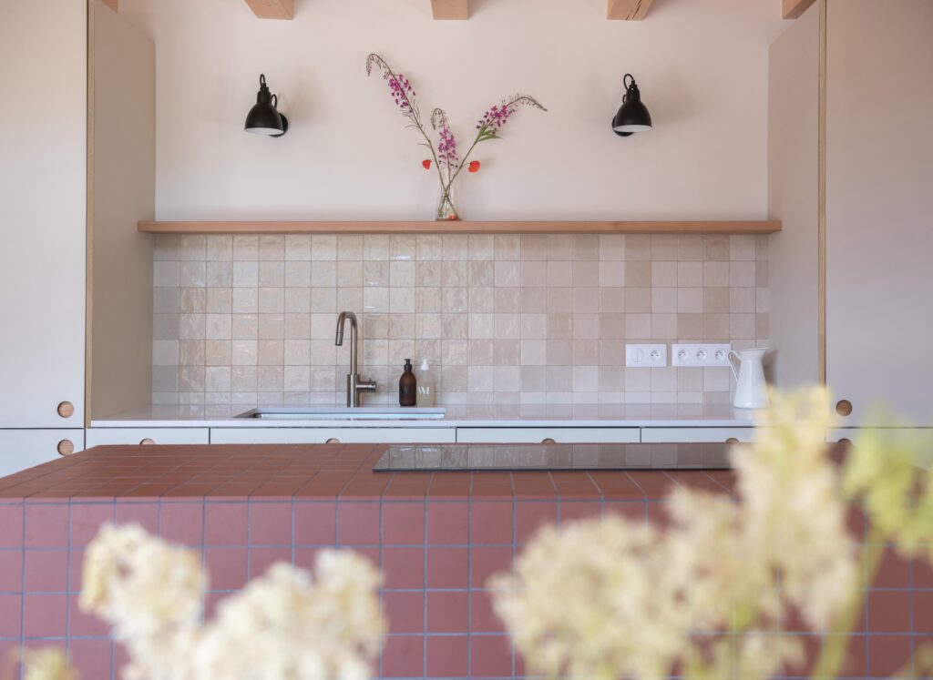 Cuisine IKEA personnalisé de chalet moderne avec étagère en bois et carrelage mural en suisse