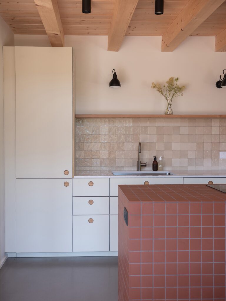 Cuisine Ikea personnalisé par Popline moderne avec finition Arpa beige claire et îlot en carrelage terracotta en suisse