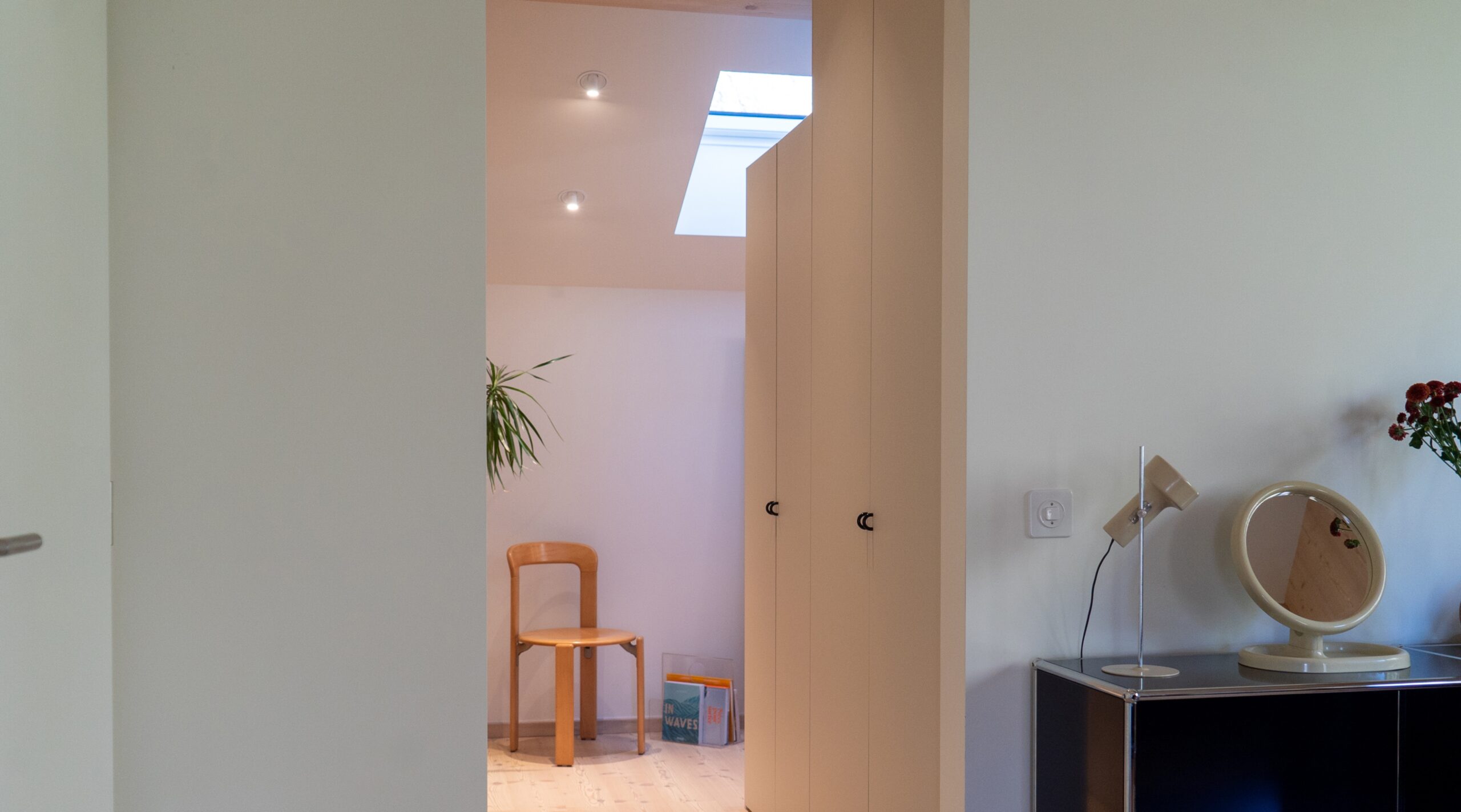 Dressing IKEA Pax sur-mesure avec façades UNI finition Arpa Sabia dans un chalet jurassien rénové