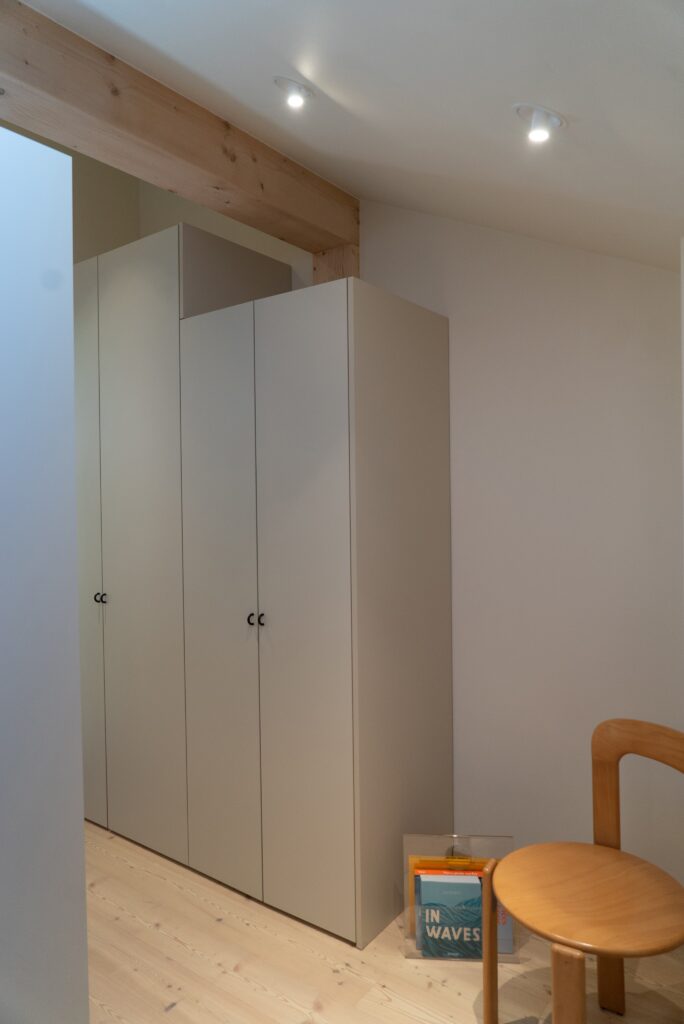Vue rapprochée des façades UNI finition Arpa Sabia sur un dressing IKEA Pax sur-mesure.