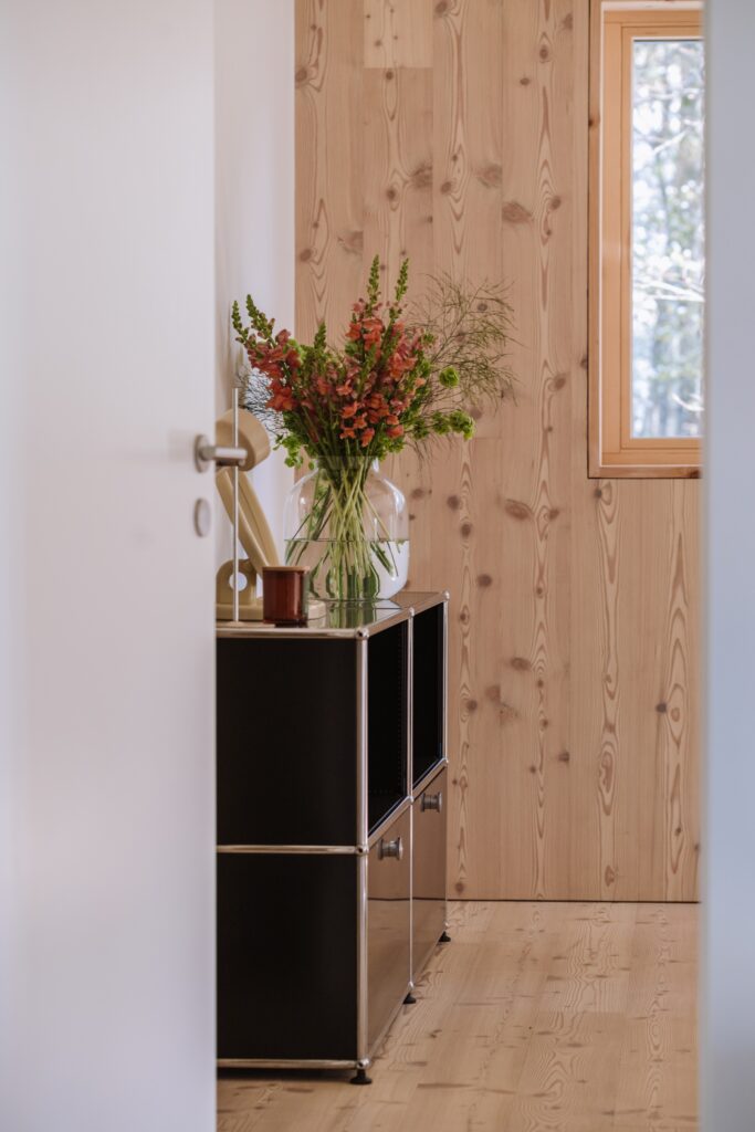 Vue de l'entrée de la chambre avant les dressing su-mesure avec un un meuble USM