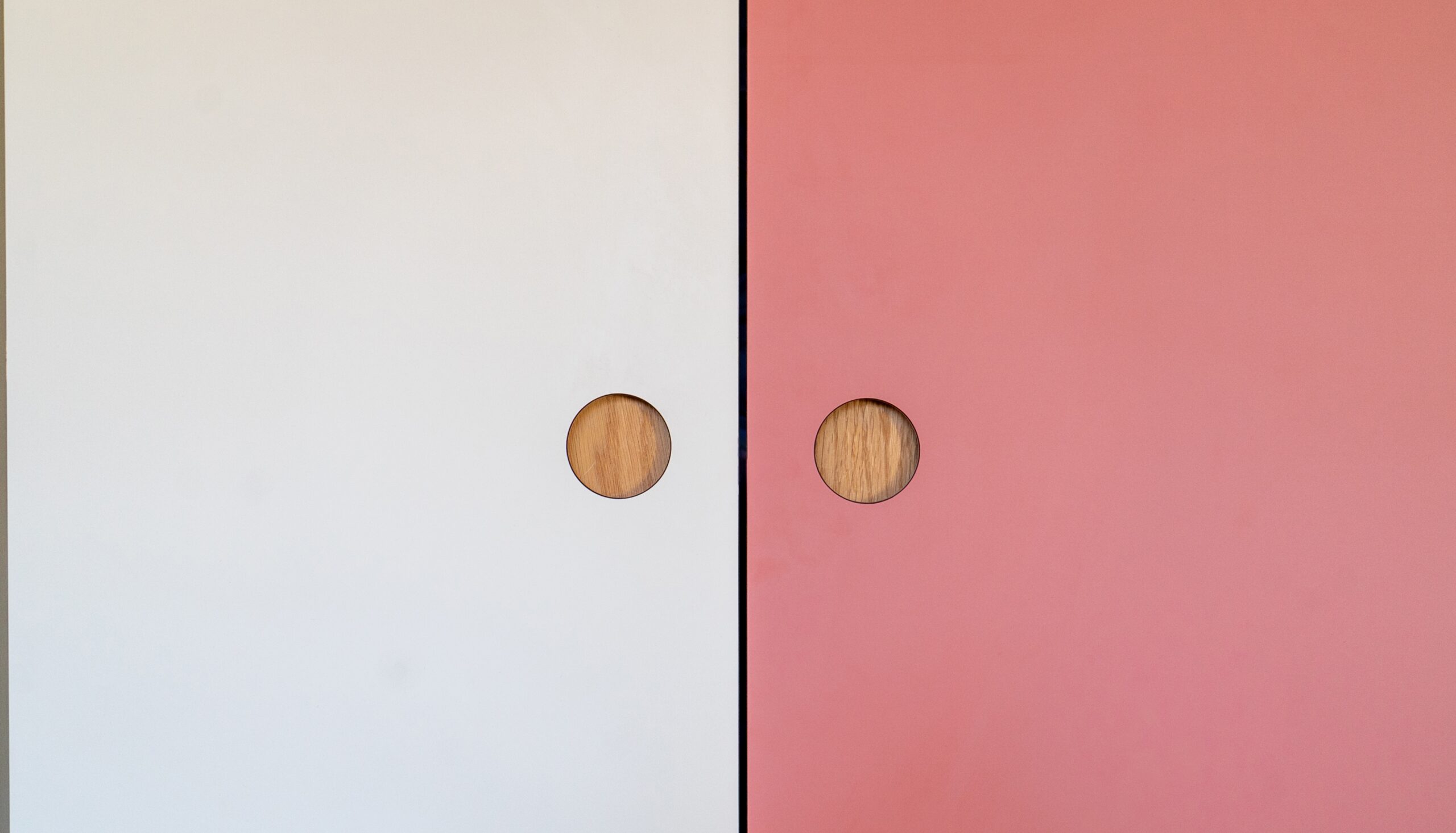 Détail des poignées en bois sur les façades Popline Uni, finition Arpa Sabia et Rosa Shade