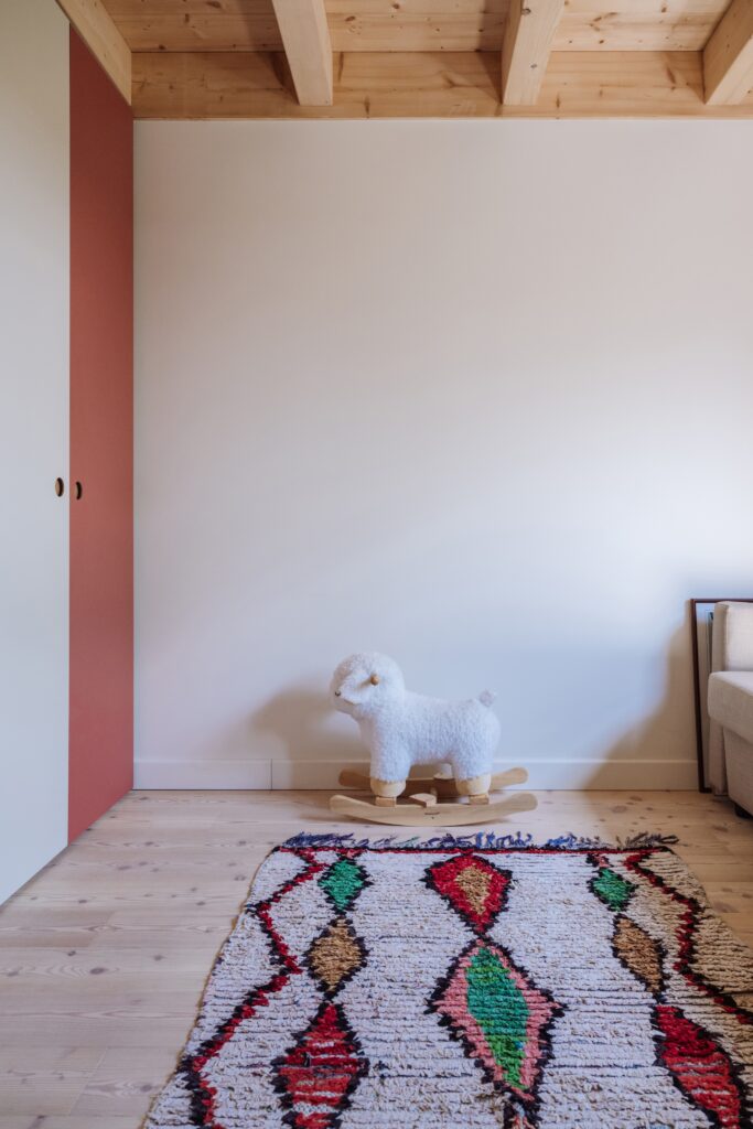 Vue d'une chambre d'enfant dans un chalet rénové avec un dressing Pax IKEA encastré