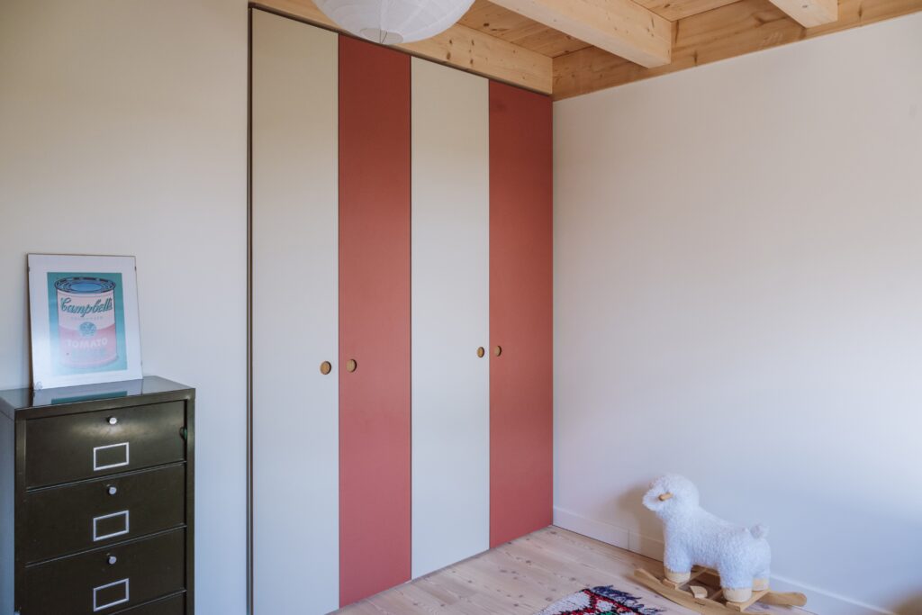 Dressing sur-mesure avec façades bicolores dans un chalet suisse
