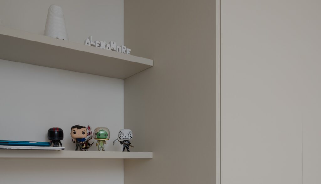 Étagères murales minimalistes avec objets décoratifs et figurines