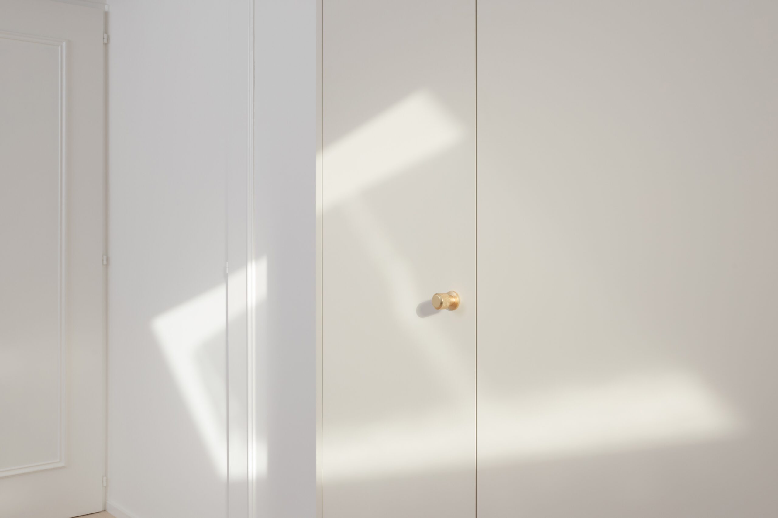 Dressing ikea pax sur mesure avec façades Sabia et poignée en laiton