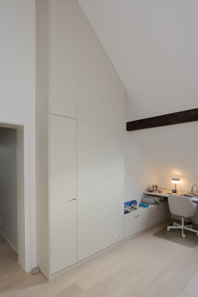 Bureau sous pente avec caissons de rangement IKEA et étagères murales